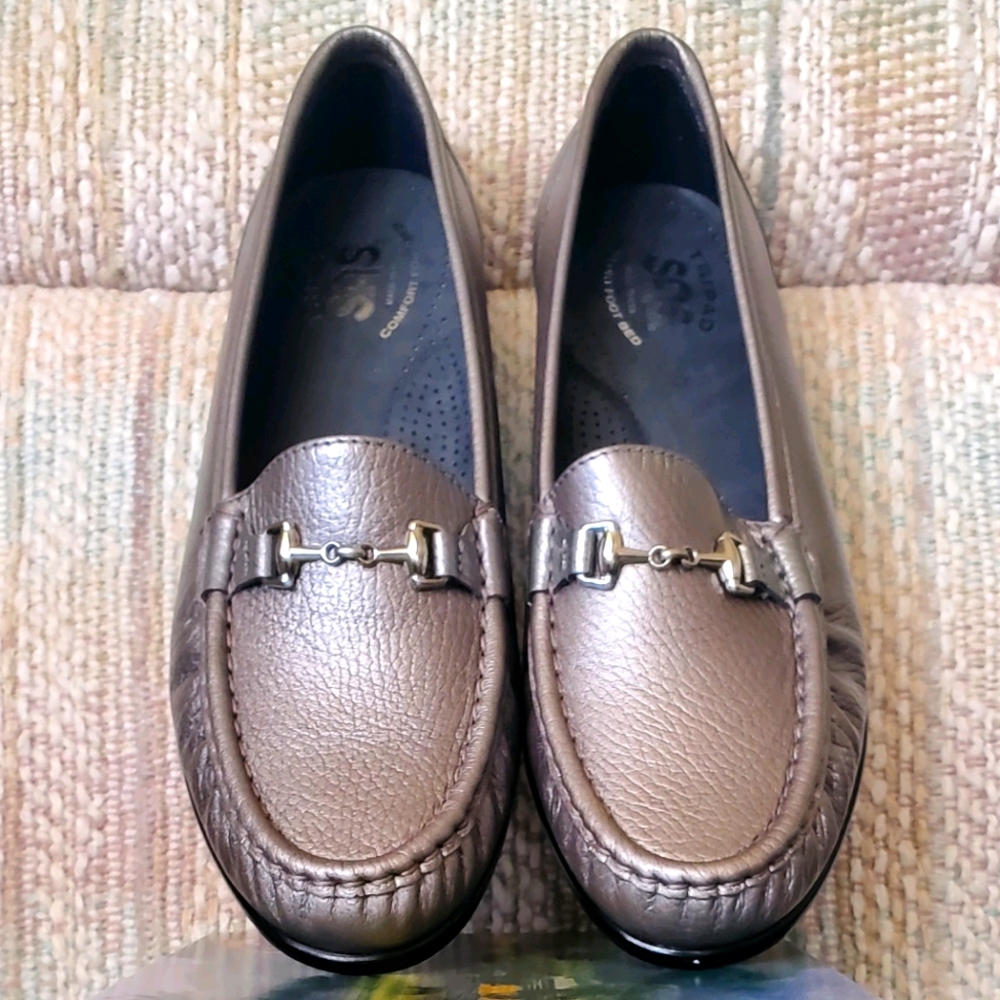 Women's Sas NEW pewter color size 8 shoes